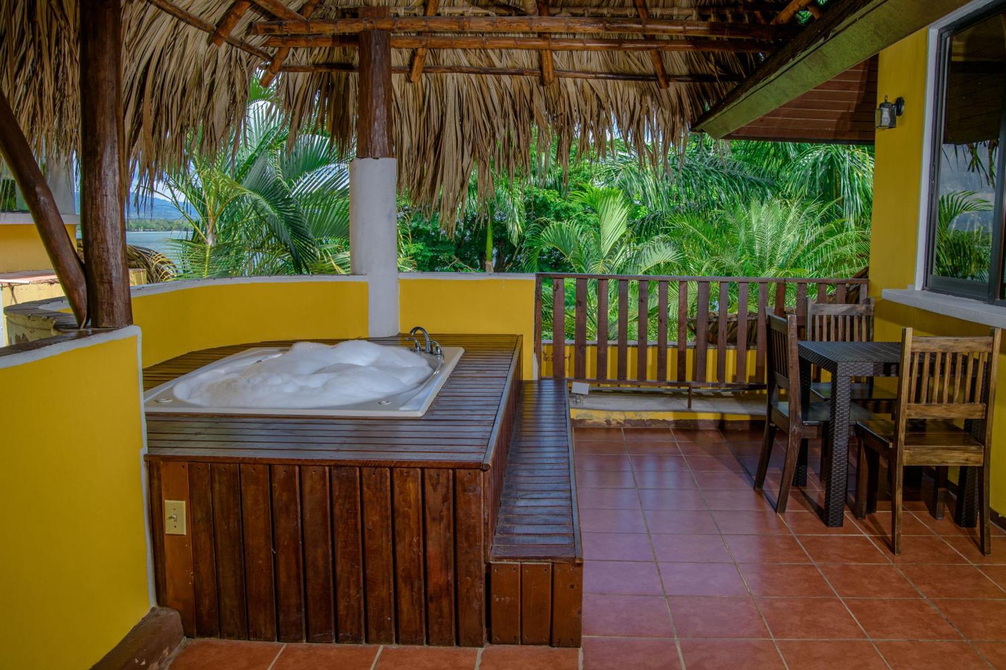 Banana Palms Hotel Rio Dulce By Eksteriør billede